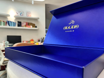 Kotak Kado Kertas Spesial Premium dengan Hot Stamping Finish