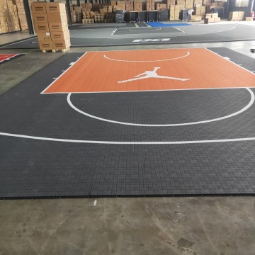 Nueva cancha de deportes de baloncesto al aire libre con SES entrelazando la baldosa de la cancha