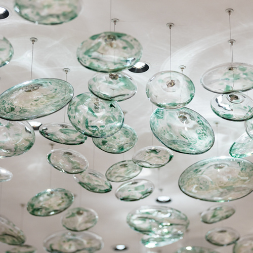 Lustre en cristal dans le hall du restaurant club