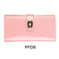 Розовая атласная сумочка с металлической пряжкой