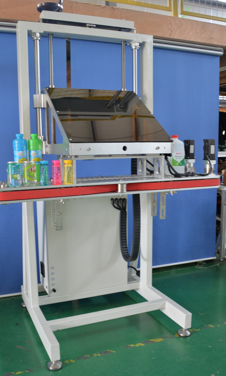 Internal pressure testing machine for cans