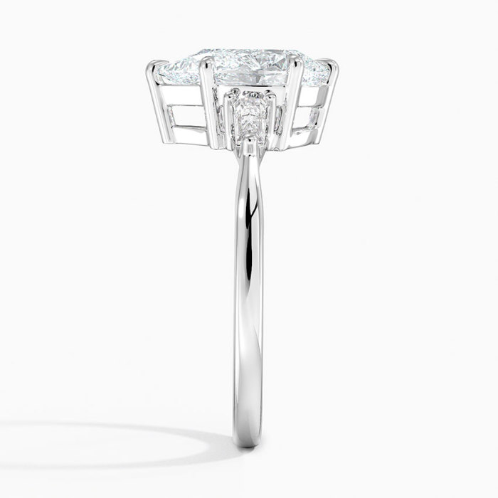 แหวนเพชรทรงแพร์คัททอง 18K สามเม็ด