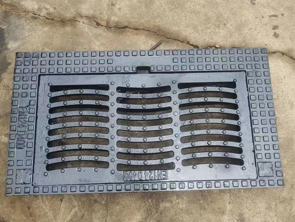 Square nodular cast iron rainwater grate