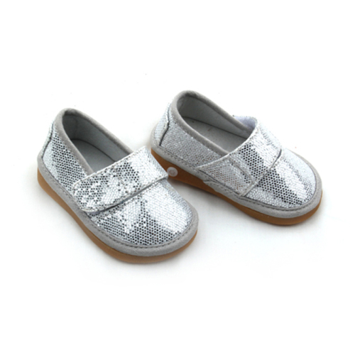 Divertenti scarpe da bambino stridule con paillettes finte argento