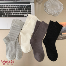 Kumportable sa mid-leg medyas na may natatanging disenyo