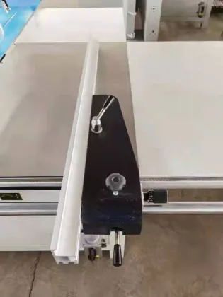 China Woodworking Machinery: Sliding Table Saw Machine