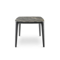 A mesa de madeira do novo produto