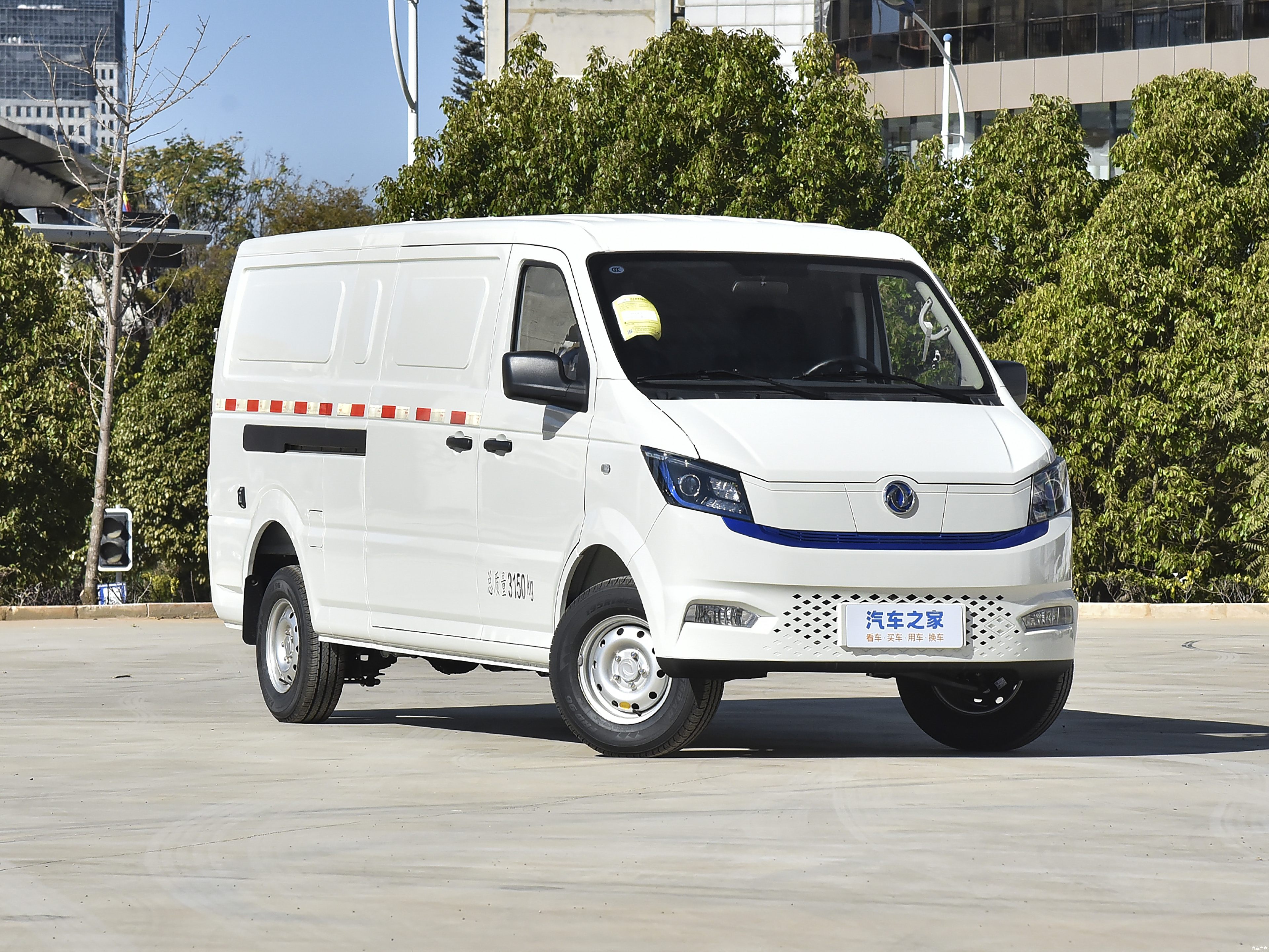 Dongfeng EM27L enclosed van