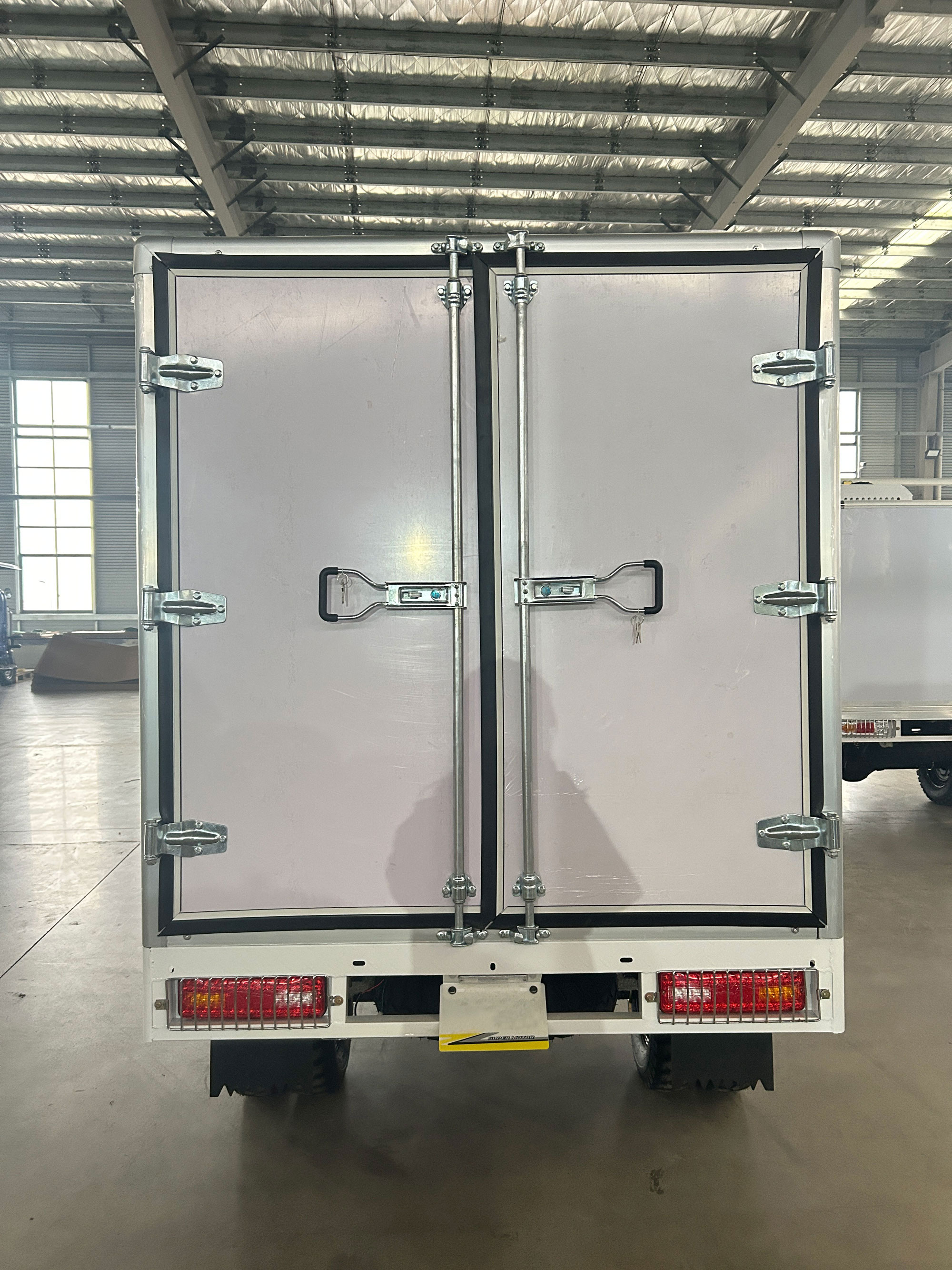 Triciclo resistente de caja de carga cerrada para transporte eficiente