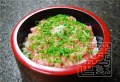 Specjalny ryż pokryty tłustym mięsem z tuńczyka