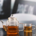 Mundgeblasene kleine Teekanne aus klarem Borosilikatglas mit Teesieb