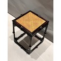 Minimalistischer quadratischer Qiong-Bambushocker mit Rattansitz