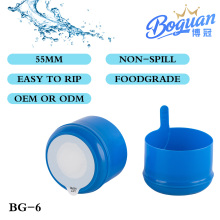 नीली गाढ़ी प्लास्टिक की बाल्टी पानी की टोपी