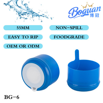 नीली गाढ़ी प्लास्टिक की बाल्टी पानी की टोपी