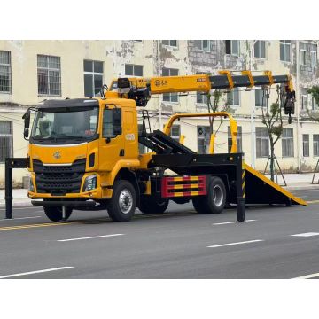 Тяжелый эвакуатор с крановой системой на грузовике