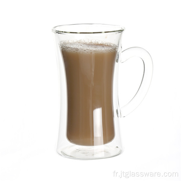 Boire une tasse de café en verre borosilicaté