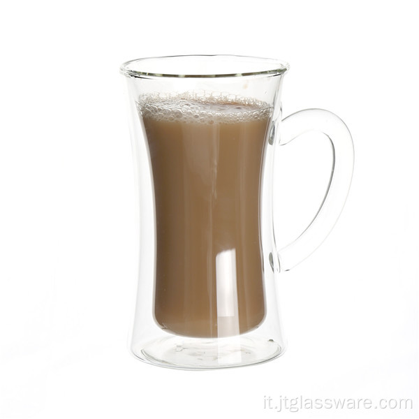 Bere una tazza di caffè in vetro borosilicato