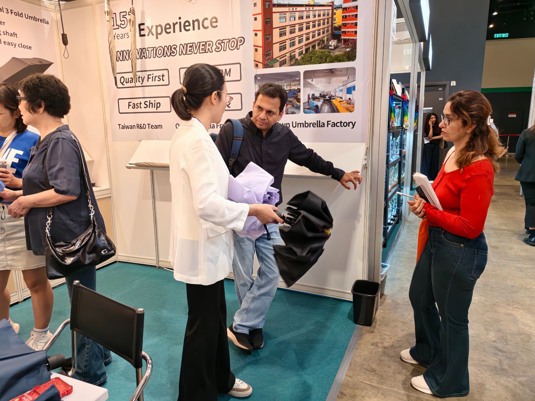 Baisite-team-discussing-with-customer-at-booth