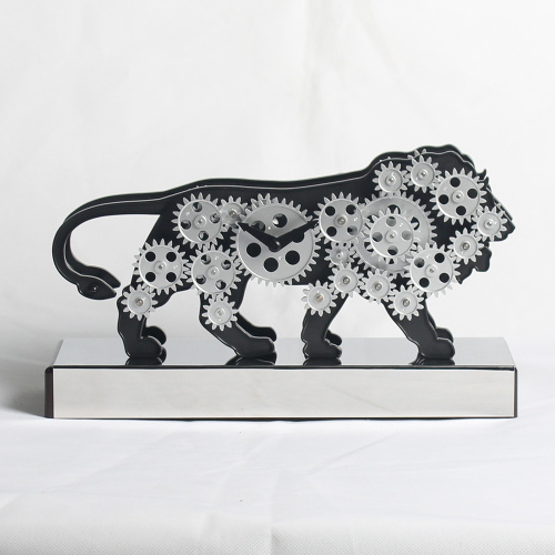 Horloge de lion mignon actif avec des engrenages mobiles