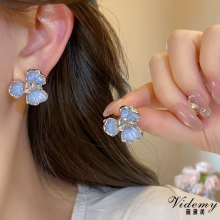 Pendientes románticos de flores con efecto de goteo de aceite azul