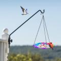 Pendants d'oiseaux et bains suspendus à l'extérieur