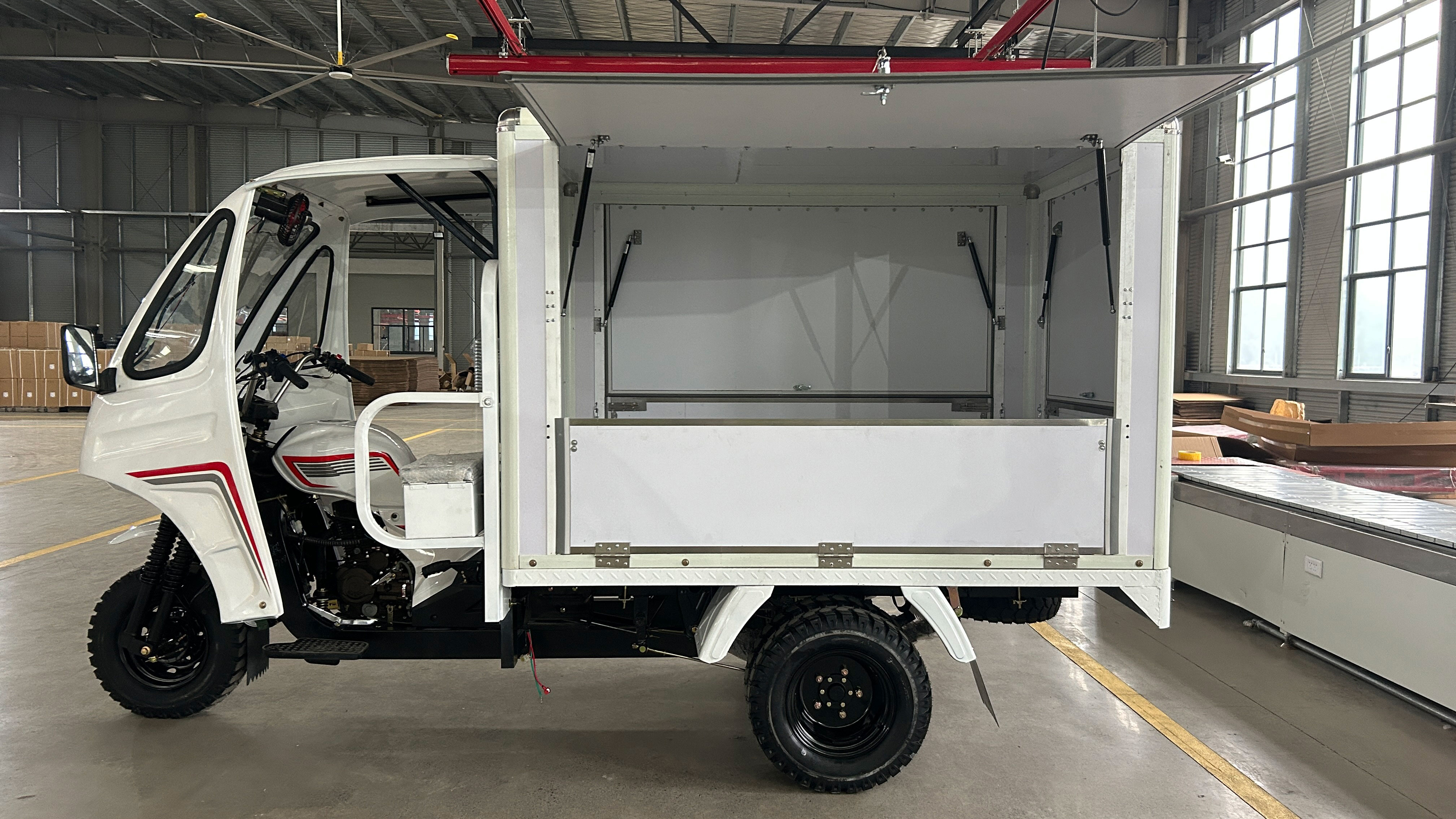 Triciclo de caja de carga cerrada