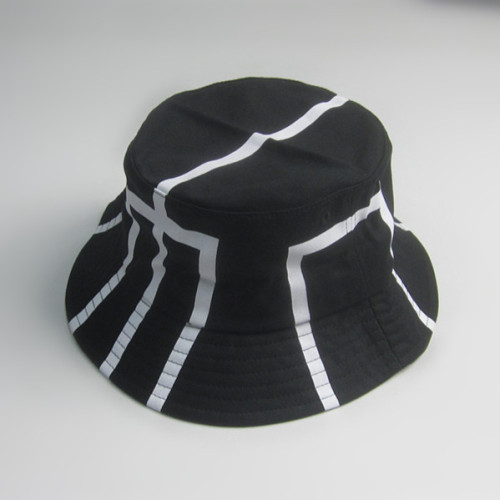 Шляпа черного ведра с белым принтом