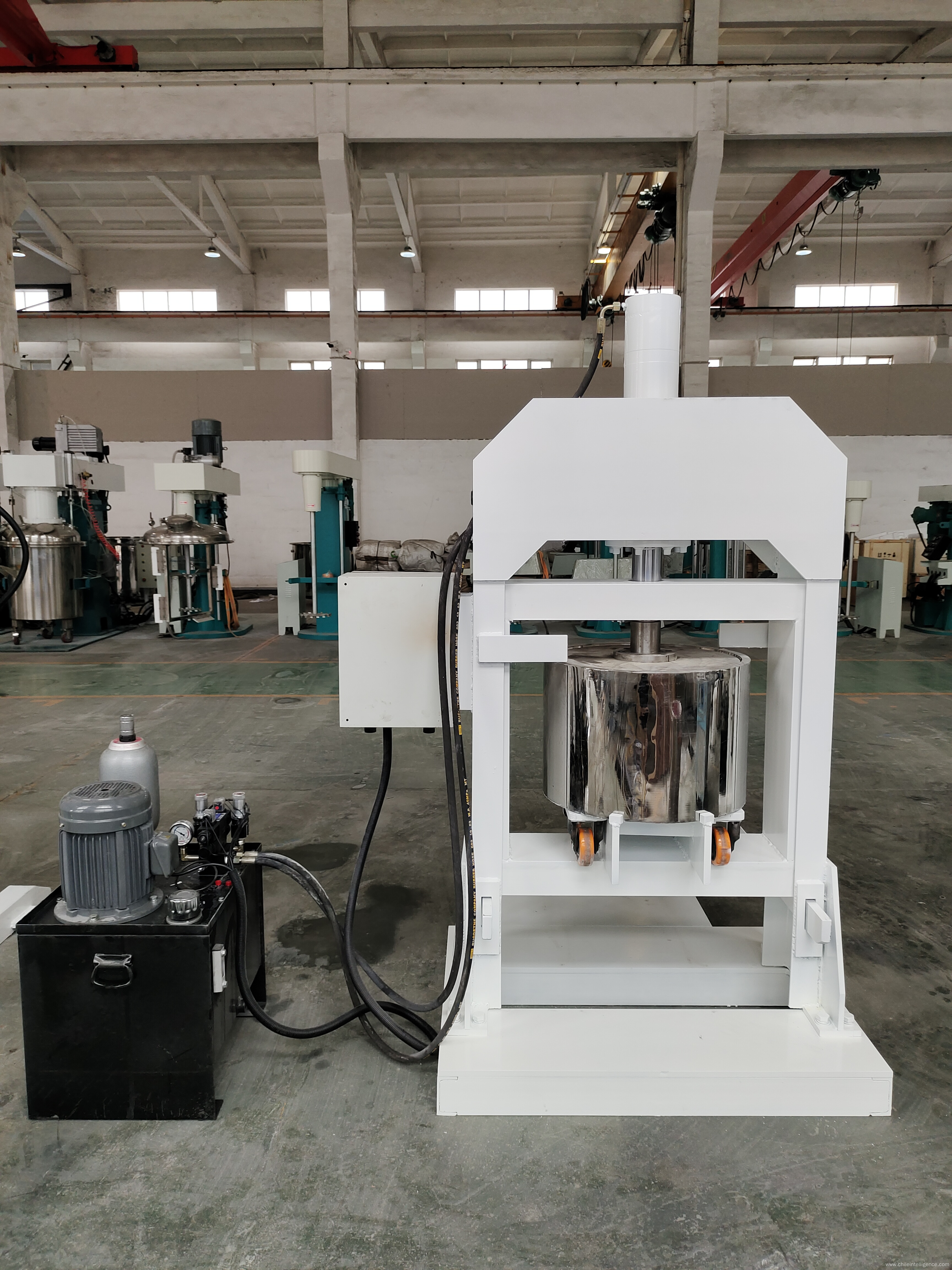 Pressure feeder for material with high viscosity