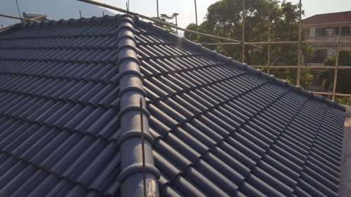 Insulasi termal atap dan pelapis tahan air bekerja