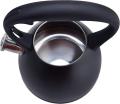 Hervidor de té de acero inoxidable con recubrimiento negro.