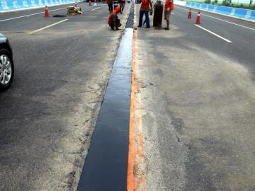 Asphalt plug expansion joint for bridge and highway road