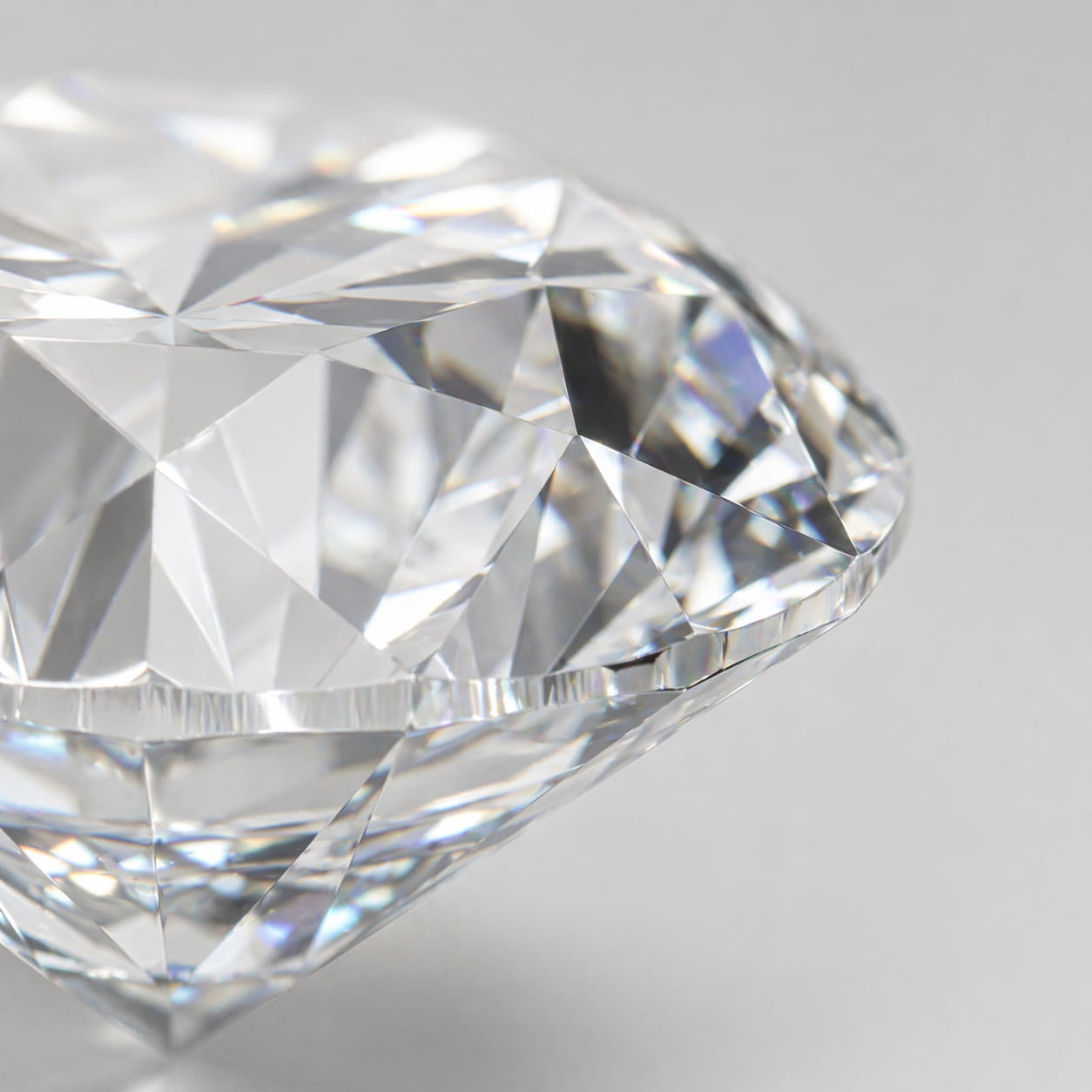 Side profile ng memorial lab na tinubuan ng brilyante mula sa buhok o abo