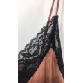 Top feminino de renda preta com cami