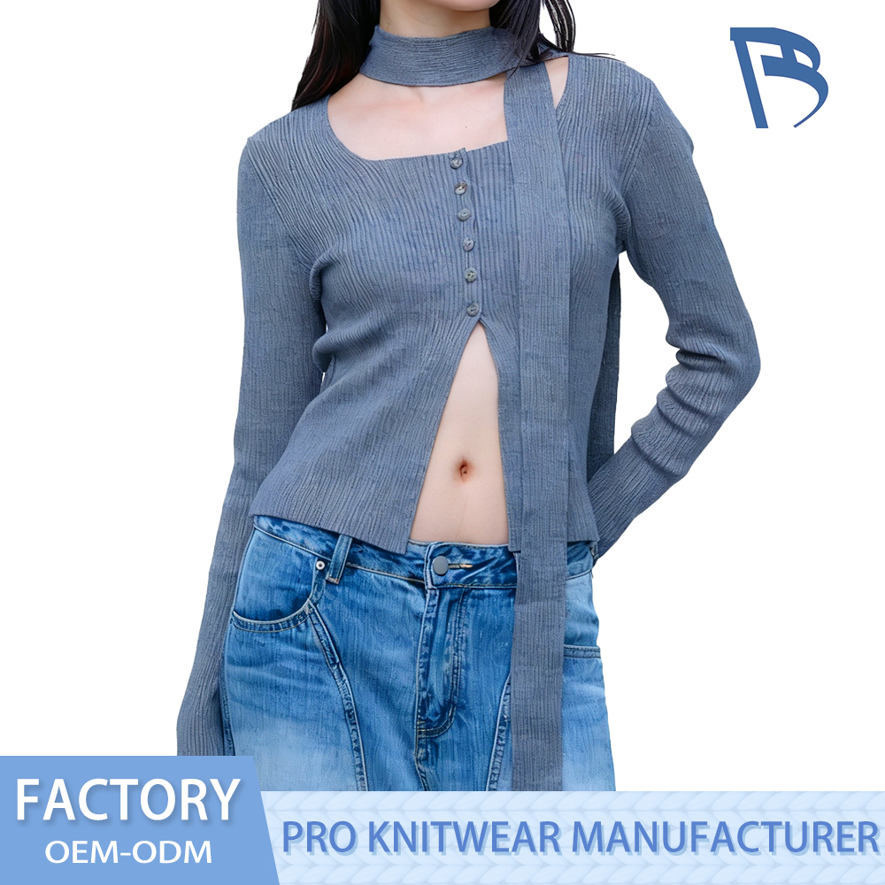 Atas rajutan wanita kelabu dengan pusar terdedah