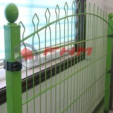 Hàng rào lưới kim loại kim loại màu xanh lá cây được trang trí
