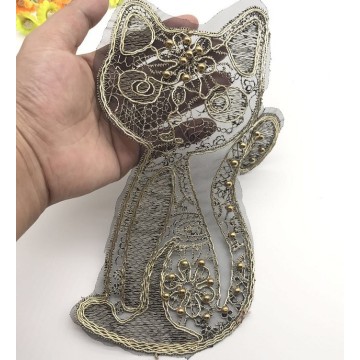 Remendo bordado de corda com contas de alfinete de gato dourado de desenho animado