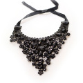 Gargantilla de encaje negro con collar de perlas imitación cristal