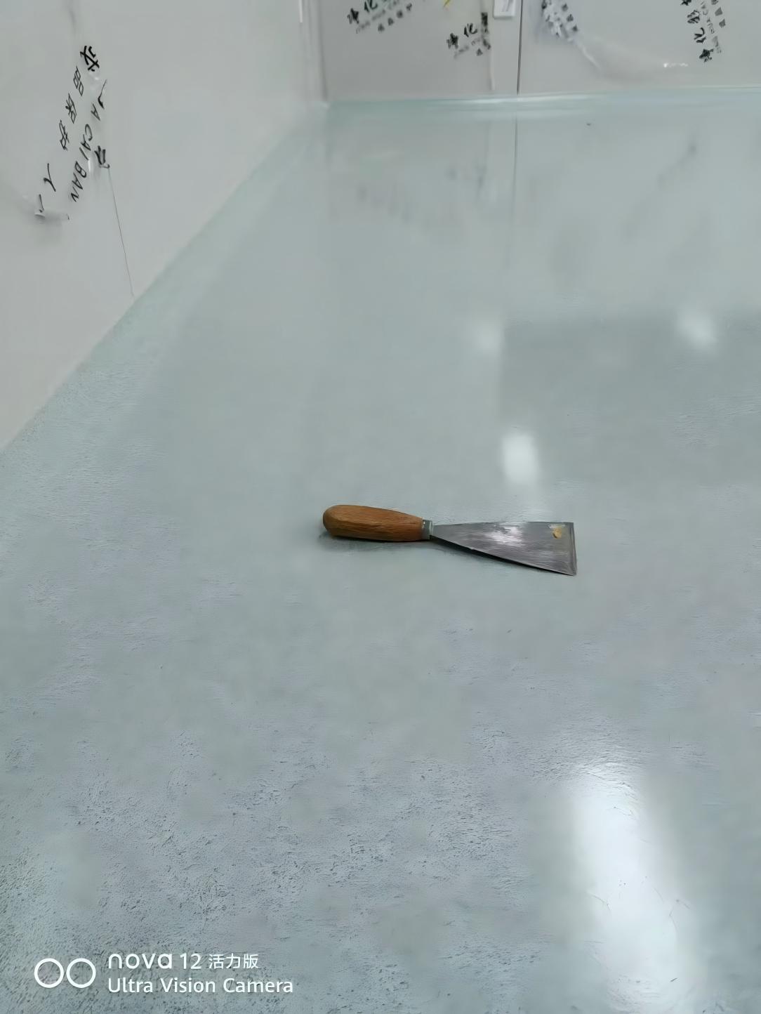 Autonivelante Epoxi con Recubrimiento de Arena Coloreada