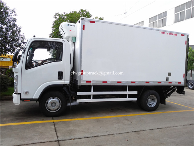 4X2 شاحنة نقل المواد الغذائية ISUZU المبردة الصغيرة