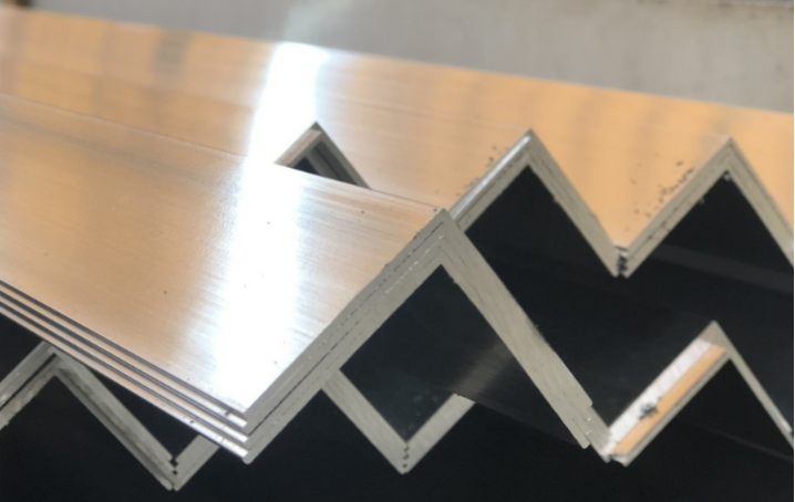 Profil en aluminium d'angle personnalisé