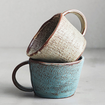 Mug gốm theo kiểu retro với kết cấu vải và tay cầm Grip