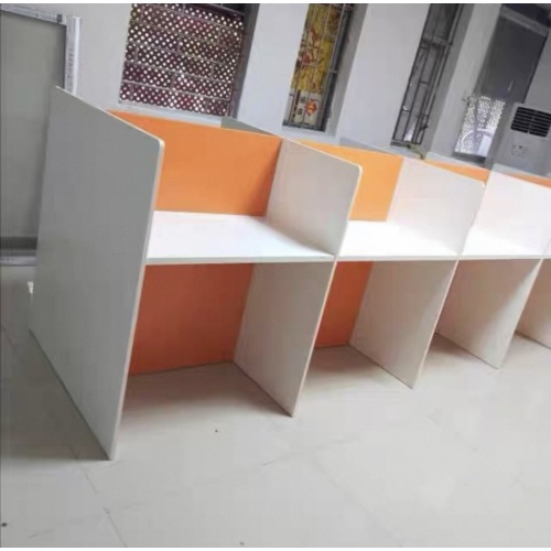Mesa de escritório com partição de painel completo