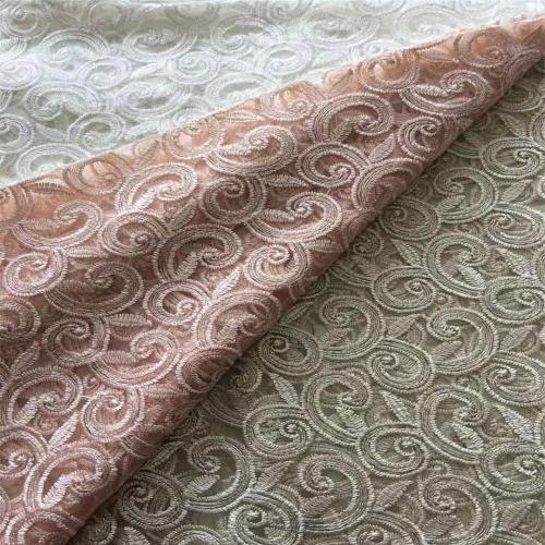 Platt broderityg för damkläder