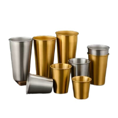 Ein Becher aus Edelstahl