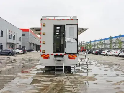 Dongfeng 4x2 Mobile Dining Restaurant Car Kitchen Truck