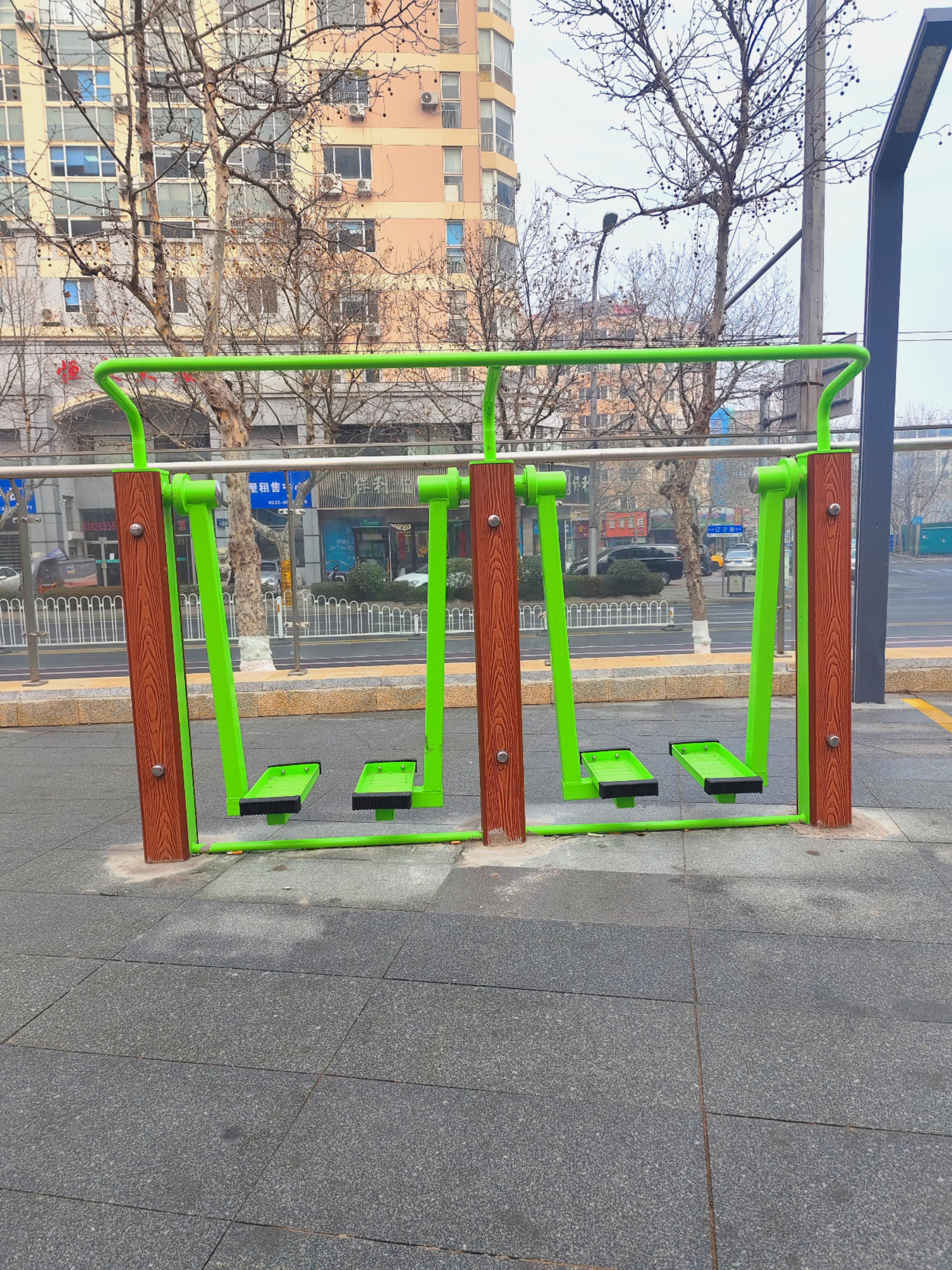 outdoor gym equipment