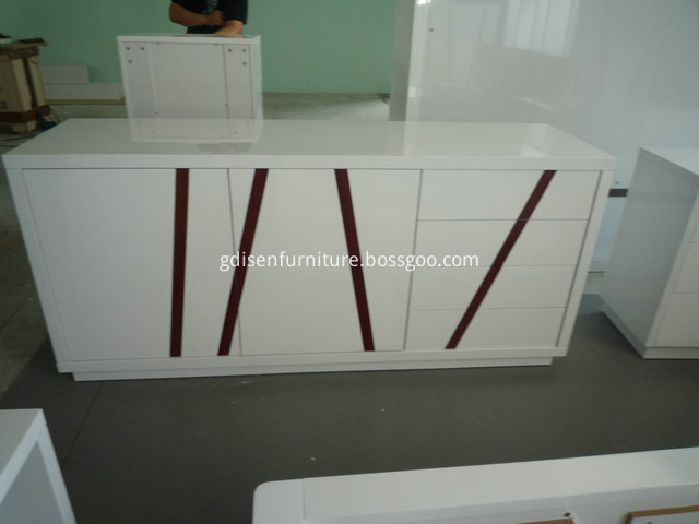 White lacquer cupboard 