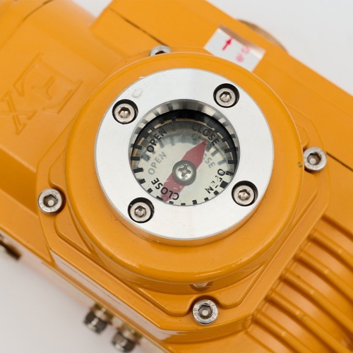 Electric slow opening actuator for precision small valves