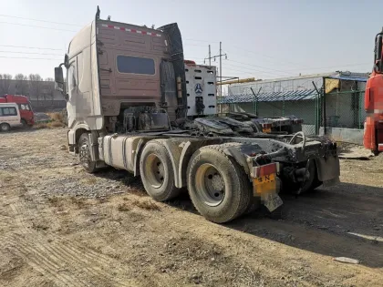 Hot Sale Used HOWO DFAC 560HP 6X4 Van Trailer Head Trucks 10 Wheel Tractor Truckfor Towing