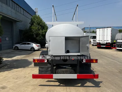 SINOTRUCK 4X4 Off-road Lubricants Oil/Fuel Delivery Vehicle